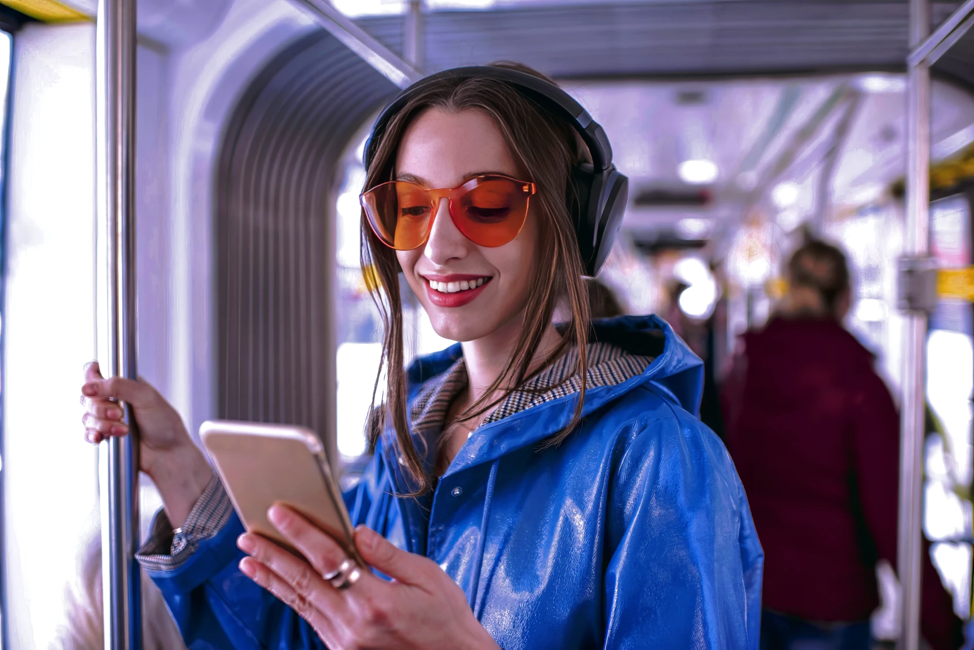 Fotografía de estudio creativo con laptop y material de branding